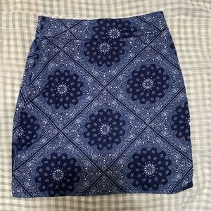 Beautiful paisley white and different shades of blue. Perfect condition.